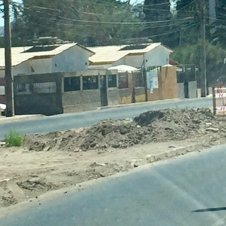 solpardomunoz's tweet photo. Ferronor repara vías sin medidas de seguridad ni mitigación de polvo. Están abiertas las excavaciones en los canales y el polvo llega sin ninguna consideración a las caras y casa de los habitantes. Av los Carrera necesita un área verde. No queremos tren queremos árboles!! https://t.co/81UGlWKZSe
