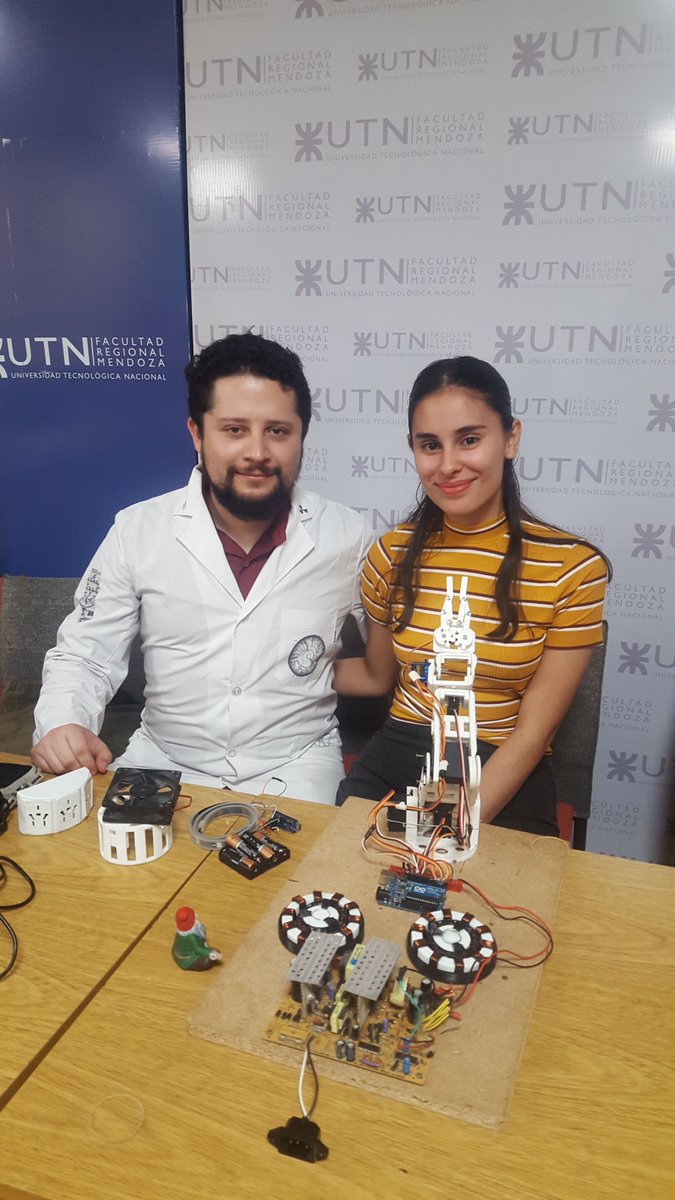 arduinomza's tweet image. Antonio @VanGritte y Priscila nos muestran su brazo robótico controlado a través de gestos #AD2019 #ArduinoD19