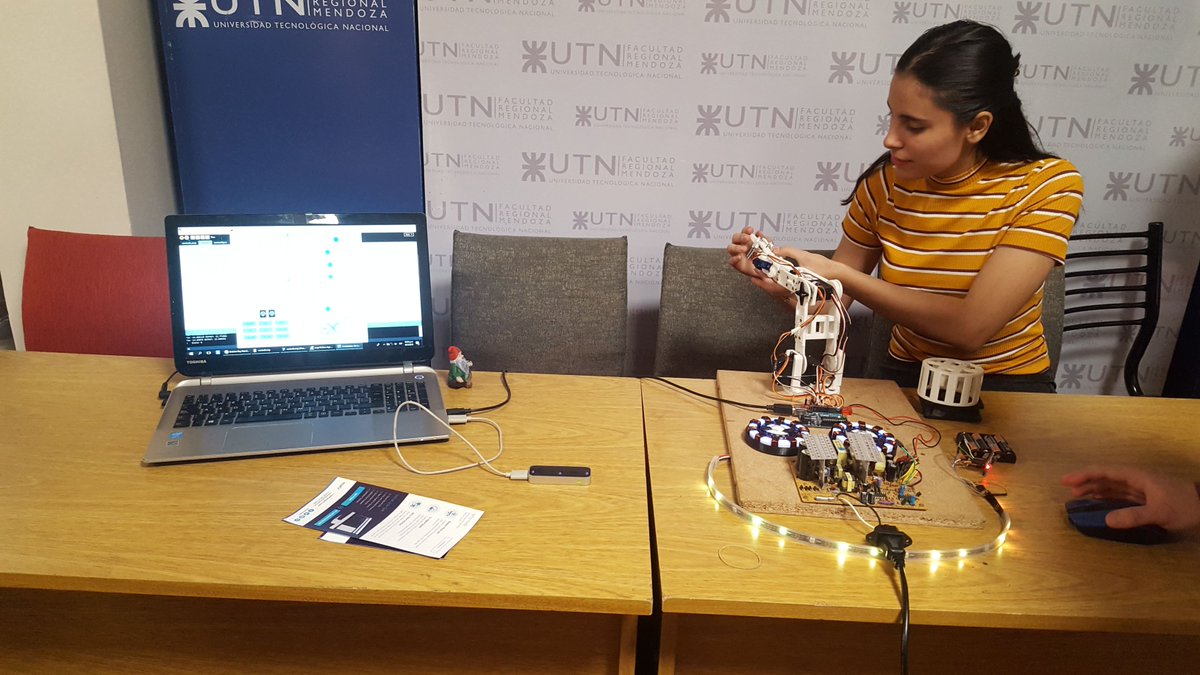 arduinomza's tweet image. Antonio @VanGritte y Priscila nos muestran su brazo robótico controlado a través de gestos #AD2019 #ArduinoD19