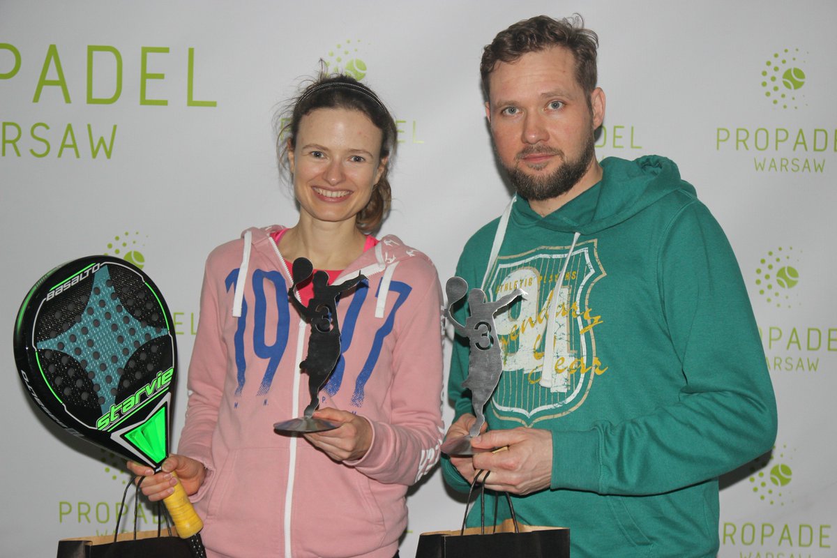 PolskiPadel's tweet image. Tak prezentuje się szczęśliwe podium w kategorii B Polish Padel Tour by Polonica w @ProPadelWarsaw. 

🥇 Chacia Rafał / Jędrzejewski Tomasz
🥈 Kapuściński Mikołaj / Żebrowski Bartosz
🥉 Balwierczyk Aleksandra / Kabulski Rafał 

Gratulujemy 🎾