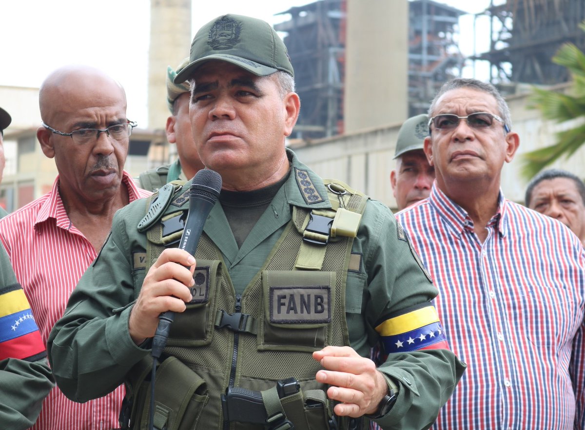 PrensaFANB's tweet photo. 📣|| Así lo dijo @vladimirpadrino: Estamos en la 2da fase de los Ejercicio de Acción Integral para la Protección del Pueblo y los Servicios Estratégicos de la Nación "Ana Karina Rote 2019" como lo ha ordenado nuestro CJ @NicolasMaduro para consolidar la victoria de nuestra Patria https://t.co/K1EGiHx2KN