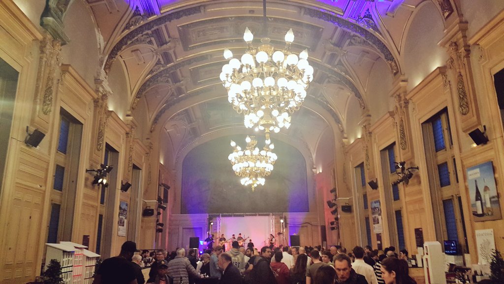 EmilieNaouri's tweet photo. 🏈🍷🤙super ambiance en direct du concert #ParisEnModeBasque de la @mairiedu13 avec Dame @LeclercFlorence 👭
#Paris13 https://t.co/sC1pYbwozr