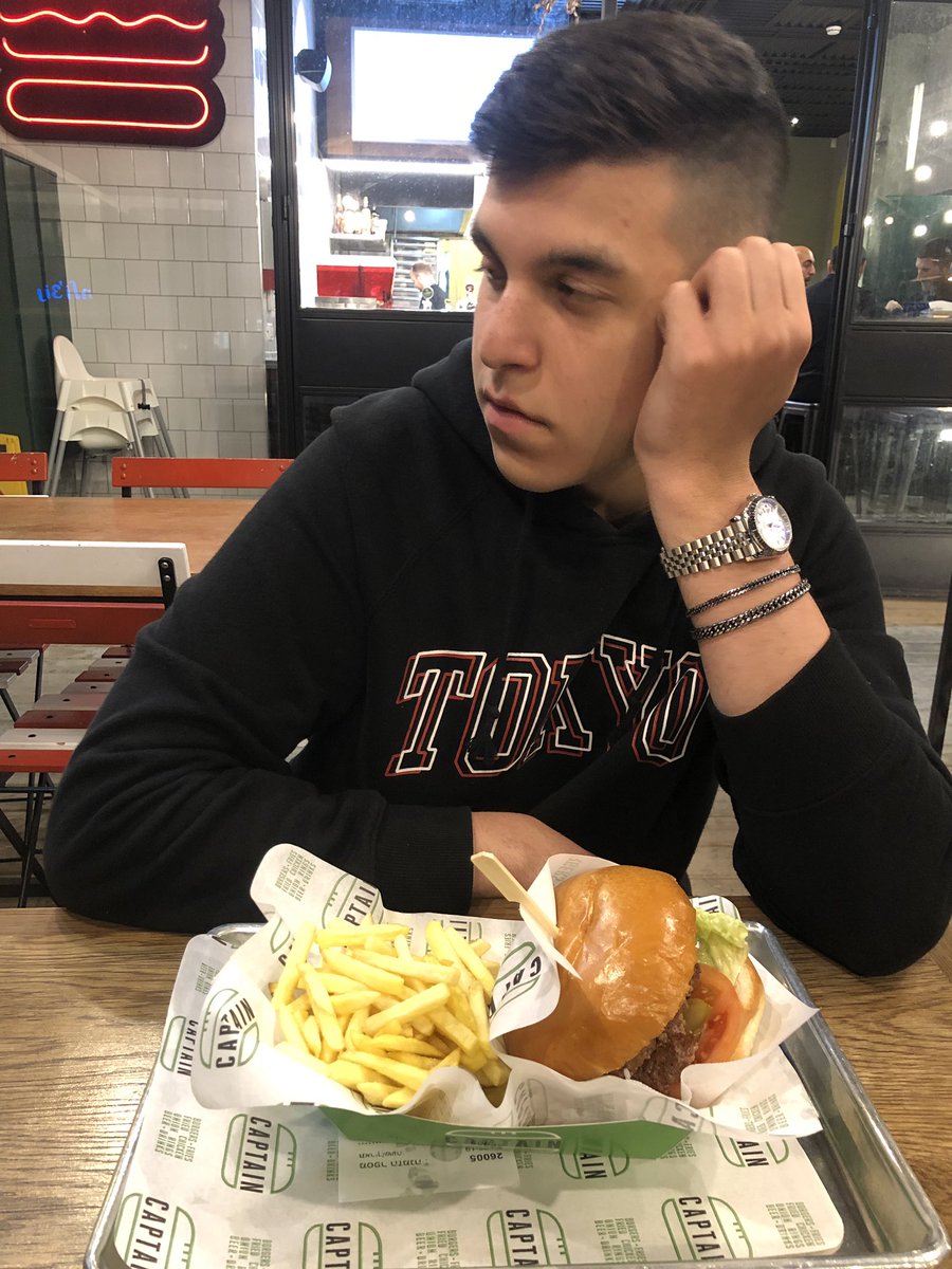 ltayBiton's tweet photo. From last Thursday’s night 🍔 love you @xiaojuxixi ❤️ https://t.co/YyX7eN5Z6W
