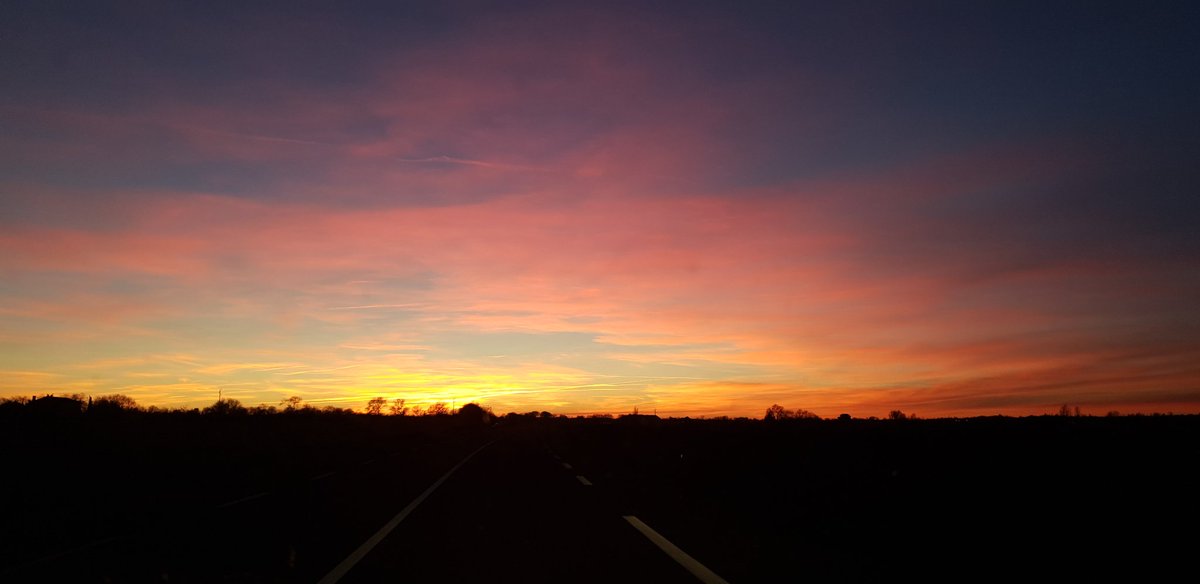 R91V's tweet photo. #NaturePeinture
#SansFiltre
#nofiltrer
#CoucherDeSoleil https://t.co/Hd1cadEnpj