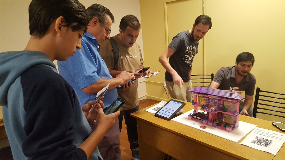 arduinomza's tweet image. Ariel Verdejo les explica a los participantes como controlar las luces de tu casa con la aplicación #SmartHome hecha en @matrproject #AD2019 #ArduinoD19#arduino #IoT #matrproject