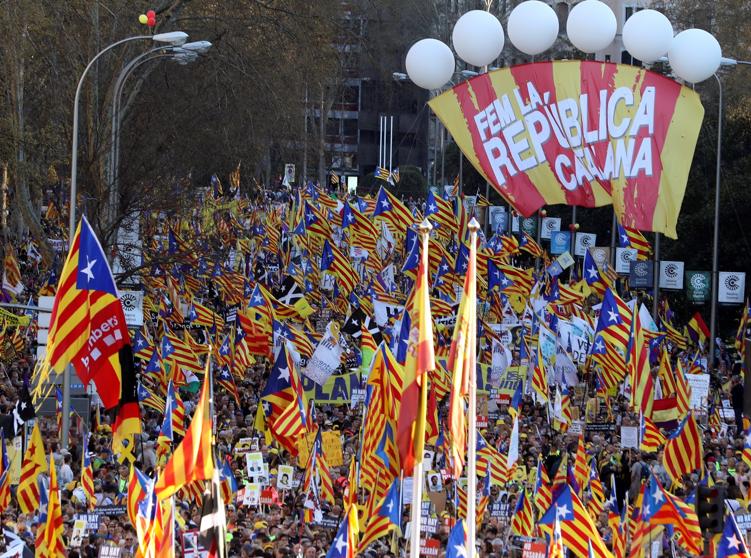 ciencies007's tweet photo. #OmplimMadrid16M 
foto @LaVanguardia 
#16MOmplimMadrid @assemblea @omnium @OmplimBrux https://t.co/AhBl9WaI0w