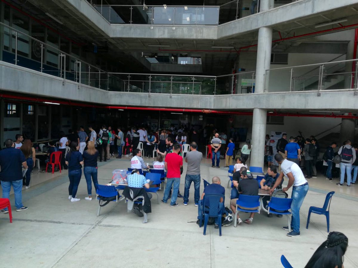 JuanParboleda's tweet image. #ArduinoD19 hace parte de nuestras jornadas académicas en las que participan estudiantes, docentes e instituciones que desarrollan proyectos tecnológicos basados en Arduino y que contribuyen a la consolidación de Medellín como epicentro para la #4Revolución Industrial.