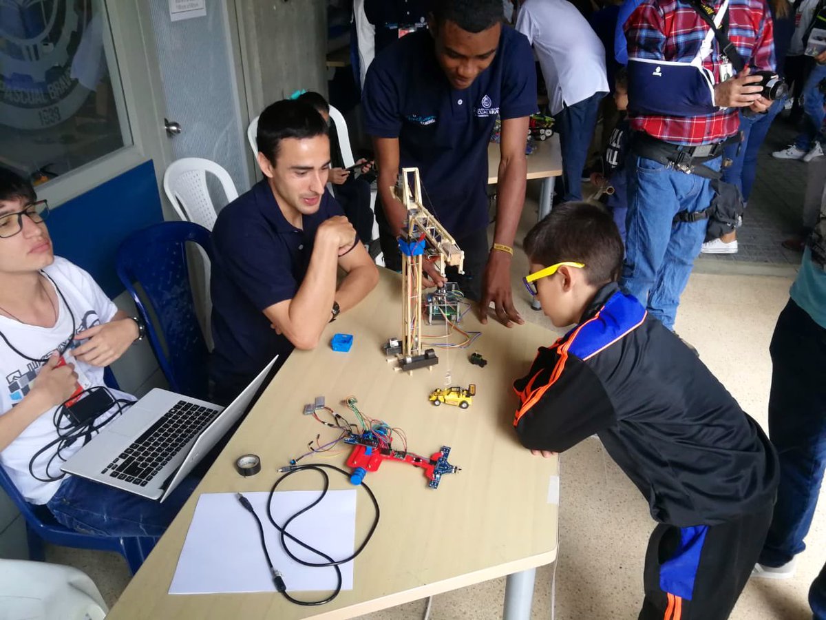 JuanParboleda's tweet image. #ArduinoD19 hace parte de nuestras jornadas académicas en las que participan estudiantes, docentes e instituciones que desarrollan proyectos tecnológicos basados en Arduino y que contribuyen a la consolidación de Medellín como epicentro para la #4Revolución Industrial.