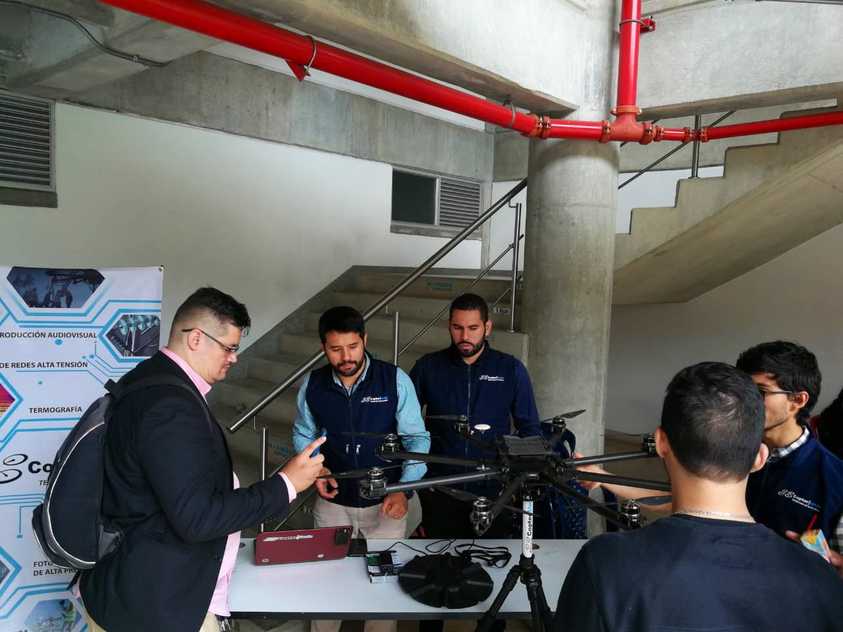 JuanParboleda's tweet image. #ArduinoD19 hace parte de nuestras jornadas académicas en las que participan estudiantes, docentes e instituciones que desarrollan proyectos tecnológicos basados en Arduino y que contribuyen a la consolidación de Medellín como epicentro para la #4Revolución Industrial.