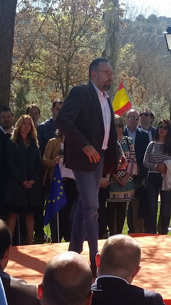 HotelAltora's tweet photo. 🍑 En Toledo se ha dado hoy  el banderazo de salida en #CastillaLaMancha. @carmenpicazo3 y @GirautaOficial,candidatos a la Junta y al #congreso.

@Albert_Rivera ha presentado a Marcos de Quinto y ha marcado la ruta a seguir para el futuro de la #nuevapolítica olvidando el pasado. https://t.co/v6OftOO8Ez