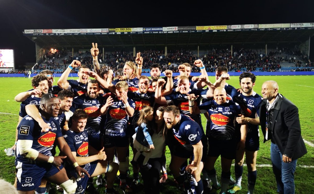 agen_rugby's tweet photo. 🎉 Une magnifique Victoire 

💯 Matchs pour Dave Ryan 

Ça valait bien une photo de famille ! 🙌🏼 https://t.co/IjfuGmJLqm