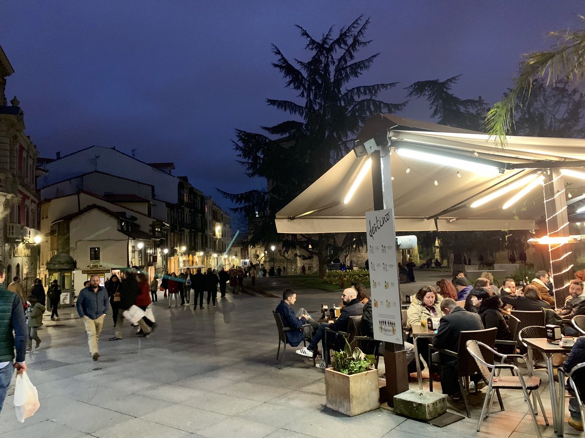 Ahora mismo, noche de primavera en #Avilés
