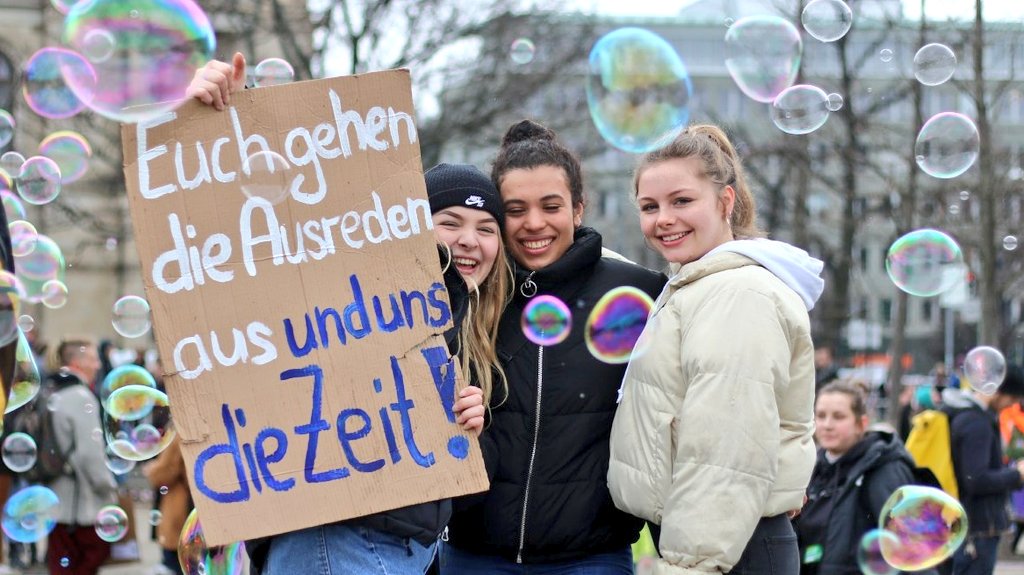 Wir waren über 1,5 Millionen gestern, und nichts und niemand wird uns aufhalten. Die Klimakatastrophe interessiert sich nicht für warme Worte und halbherzige Kompromisse, also tun wir es auch nicht.

📸 @westneranna