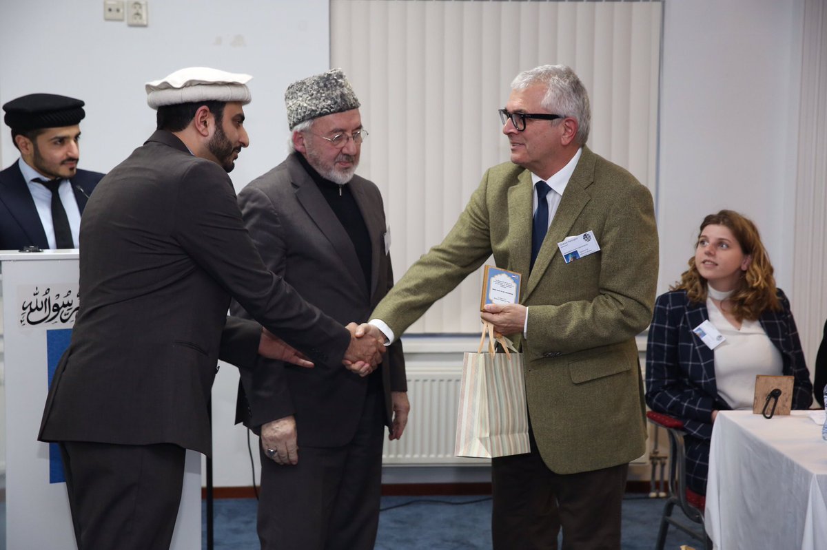 AhmadiJongeren's tweet photo. Een zeer geslaagde #vredesconferentie is achter de rug. Onze speciale dank gaat uit naar onze gastsprekers en alle aanwezigen! #samenleven #verbinding https://t.co/TFZjH0uzyD