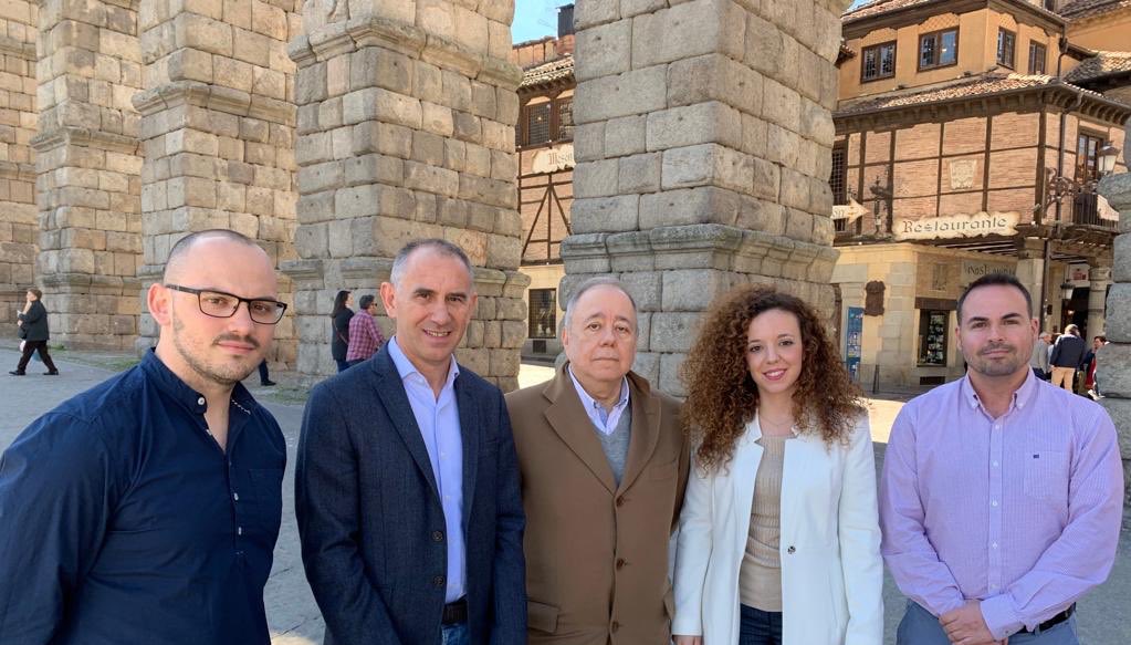 📲Hoy, a los pies del Acueducto, se ha presentado a Eduardo Calvo, el candidato de <a href="/CiudadanosCs/">Ciudadanos 🇪🇸🇪🇺</a> al Congreso de los Diputados por Segovia. 

Rodeado de un gran equipo que trabajarán para que <a href="/Albert_Rivera/">Albert Rivera</a> sea el próximo Presidente de España🇪🇸. #ActualidadCs