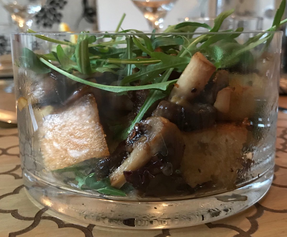 Simple but delicious classic starter...fry quartered chestnut mushrooms and chunks of stale crusty bread in butter (with a small amount of finely grated garlic). Serve with rocket. howtofeast.com