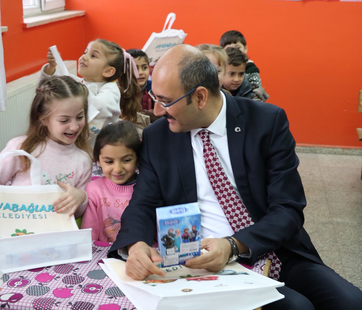 Kaymakam/Belediye Başkan V. Aydın’dan Bez Çanta Kullanımına Anlamlı Destek

Kaymakam/Kayabağlar Belediye Başkan V. Sayın <a href="/ihsanemre/">İhsan Emre AYDIN</a> Aydın, naylon poşet kullanımının doğaya verdiği zarara dikkat çekmek amacıyla içlerinde çeşitli hediyelerin olduğu bez çantaları öğrencilere dağıttı