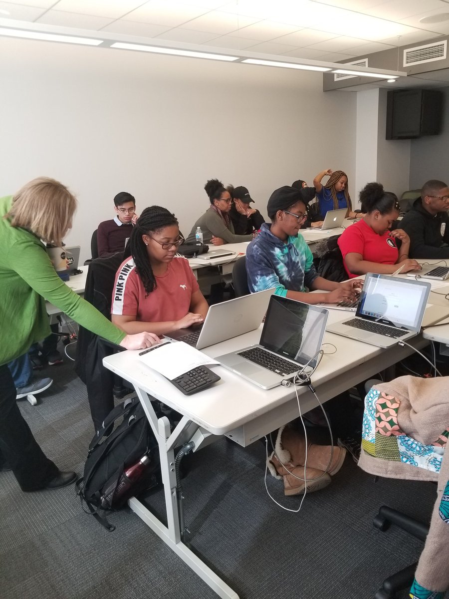CPSScholarships's tweet photo. The mac computer lab is full of @ChiPubSchools students getting through scholarship applications at our March Scholarship Marathon! Push through! #MoneyBags https://t.co/akqLc0YRMU