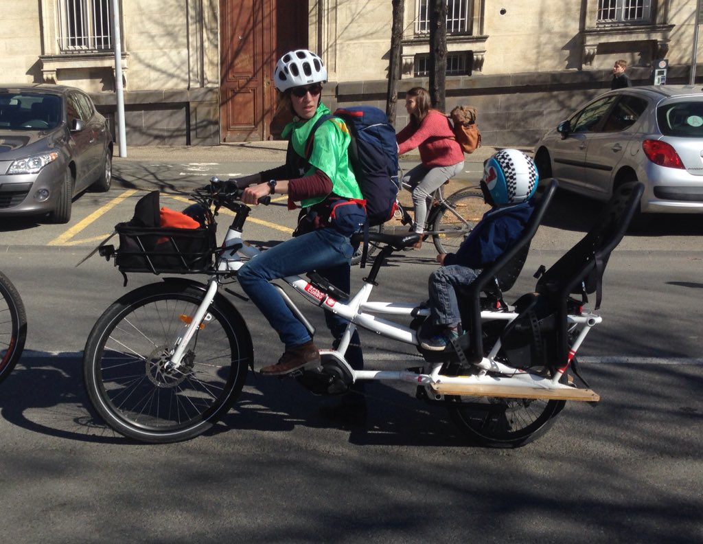 Velocite63's tweet photo. Des slogans, des 🚴♀️, du ☀️, des sourires, de la détermination...
À la #MarcheDuSiecle #velolution de Clermont https://t.co/geQGpUFq4S