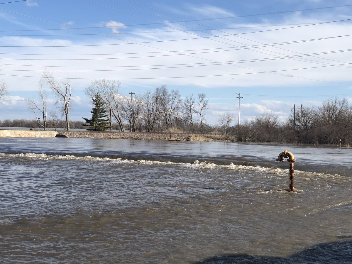BellevuePolice's tweet photo. Water flowing from the south to the north over the Brown River is filling lower Hancock and #GreenAcres / #ParadiseLakes communities. A ton of water is coming in, rapidly changing the landscape! #Flood2019 Tweeted by @OfcGrubb https://t.co/ev1eOP1upP