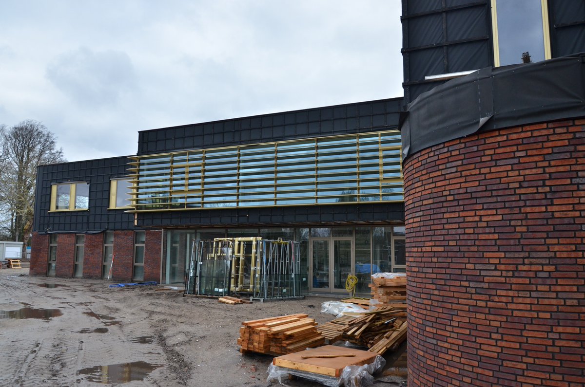 De docentenkamer van het <a href="/wellantcollege/">Wellantcollege</a> Naarden krijgt binnen ook op grijze dagen een gouden gloed door de reflectie op de lamellen. Nu nog de houten delen op de gevel.. Al wel erg fraaie stenen van <a href="/HetSteenhuys/">Het Steenhuys</a>.  <a href="/JorritsmaBouw/">Jorritsma Bouw</a> <a href="/Team4_Arch/">De Architecten van Team 4</a> <a href="/GooiseMeren/">Gooise Meren</a>