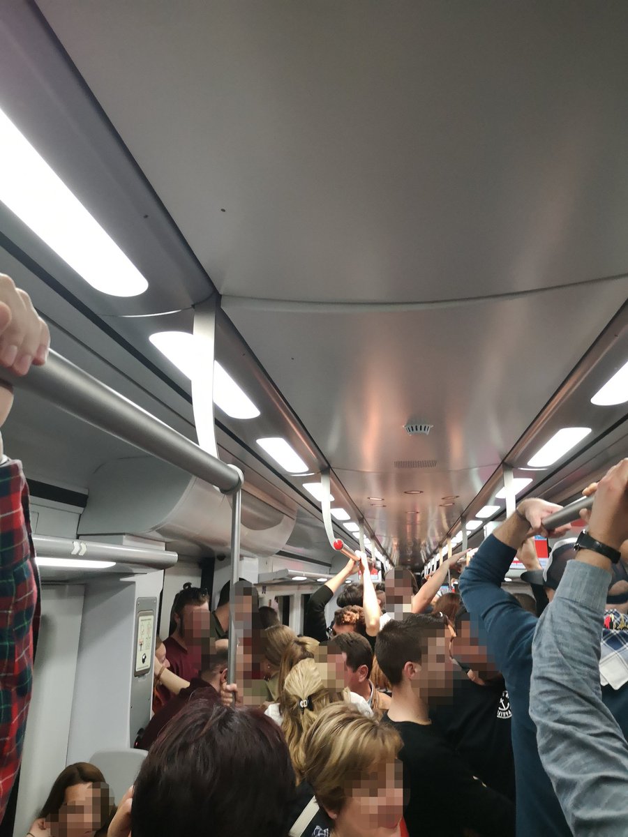 LauPeriodista's tweet photo. Llevamos 25 min de retraso en el cercanias Valencia-Gandia dentro de un vagon lleno de gente y sin aire acondicionado, si tenéis una incidencia informad @CercaniasVLC que para cobrar el billete bien que os dais prisa #Fallas #Fallas2019 #fallas19 https://t.co/KStsV5GF6I