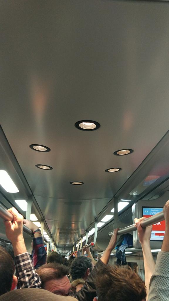 Nria_fa's tweet photo. @Renfe, llevamos 20 minutos parados en un tren dirección Valencia-Gandía. Parados en la estación, totalmente lleno y con las puertas cerradas, con lo cual no estamos asfixiando. Alguna explicación? https://t.co/BAfTWqouHZ