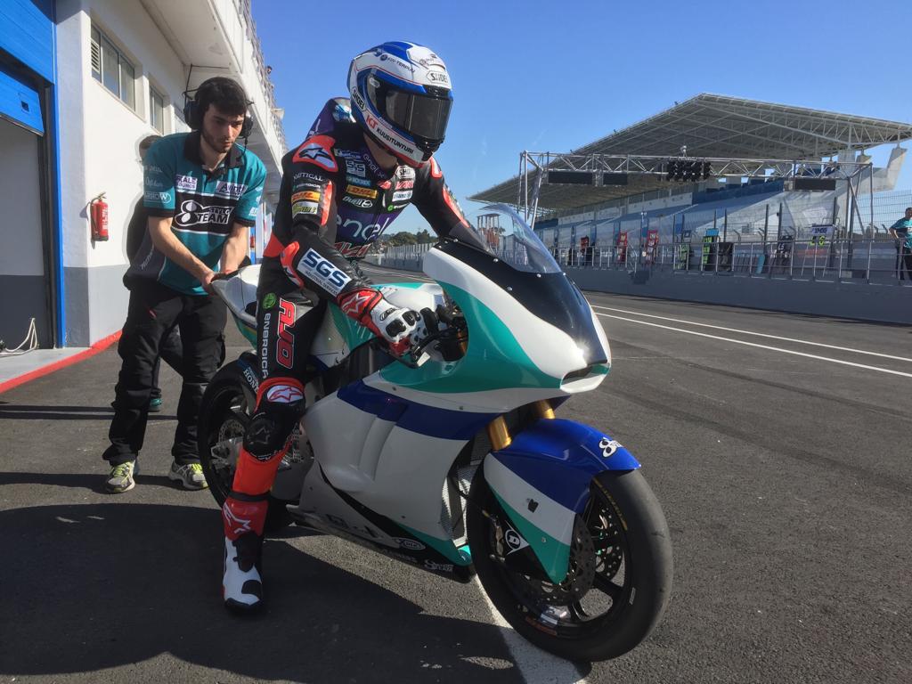 TeamStylobike's tweet photo. Niki @NikiTuuli se estrena con la Kalex de Stylobike rodando en tiempos rápidos en Estoril mientras Piotr Biesiekirski ufre una caída y se rompe tres dedos del pie.
#stylobiketeam #moto2 @CEVMotorcycle #rotulking #gbracing #kalex https://t.co/pWSmC5rCoV