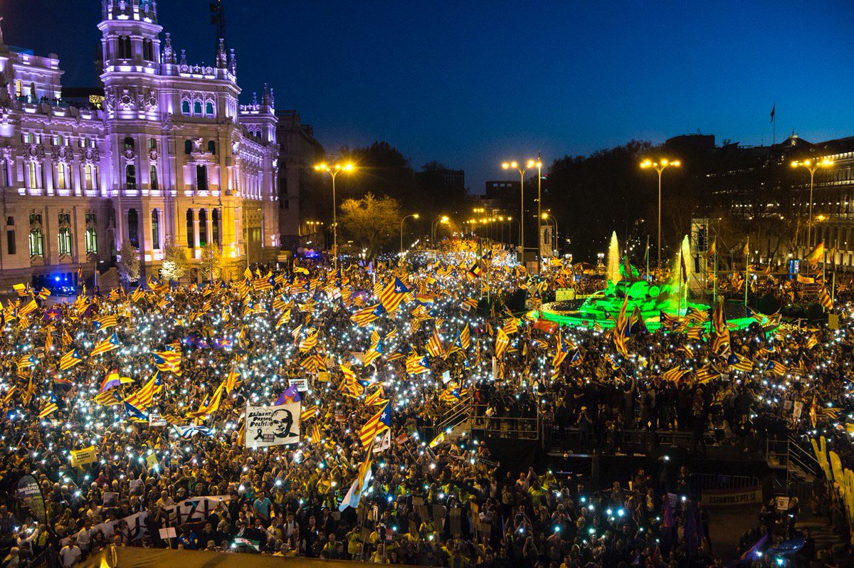 120.000 persones hem omplert #Madrid per dir alt i clar que l'autodeterminació no és cap delicte!
Un cop més la comunitat universitària ha estat present en aquesta lluita per la defensa dels drets socials, civils i polítics.

Democràcia és decidir!