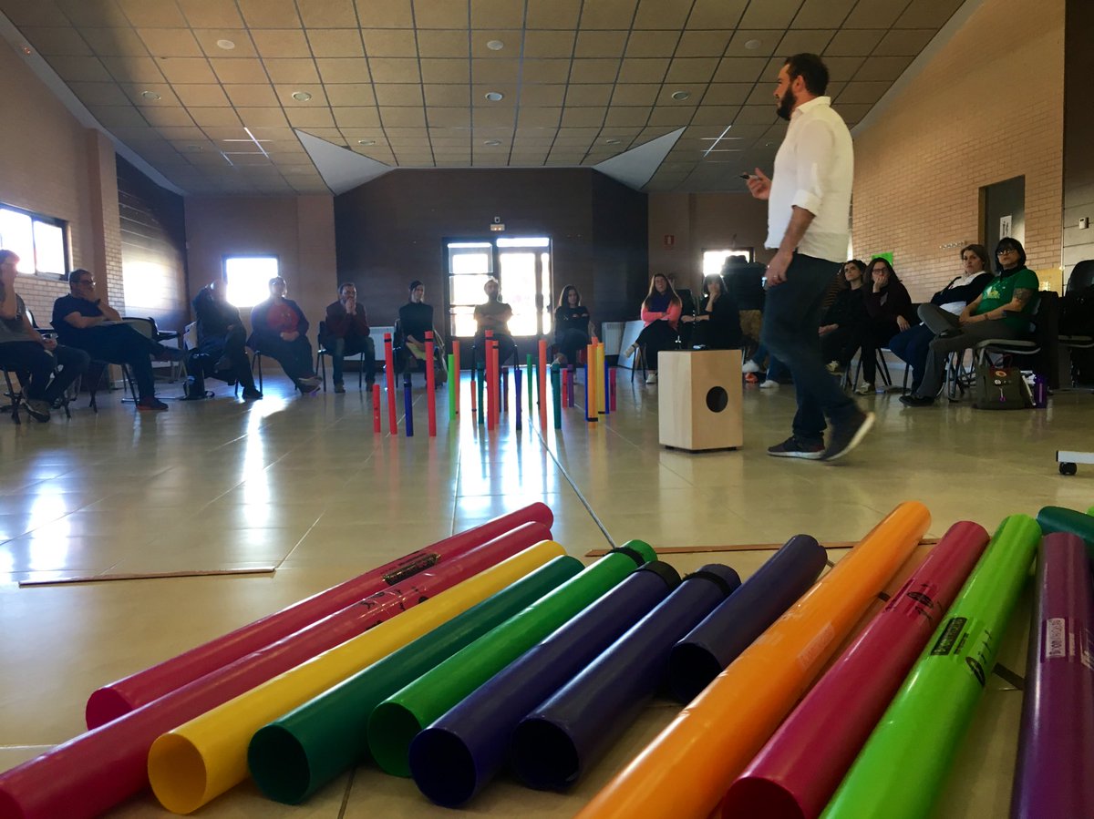 Aula de Música (@machadomusical) on Twitter photo Descubrir nuestras personas mediante plásticos de colores y mejorar la #EdMusical Uirá A. Kuhlmann y tubos colaborativos en Soria, curso de <a href="/Harmony_Games/">Harmony Games</a> Descubrir nuestras personas mediante plásticos de colores y mejorar la #EdMusical Uirá A. Kuhlmann y tubos colaborativos en Soria, curso de <a href="/Harmony_Games/">Harmony Games</a>