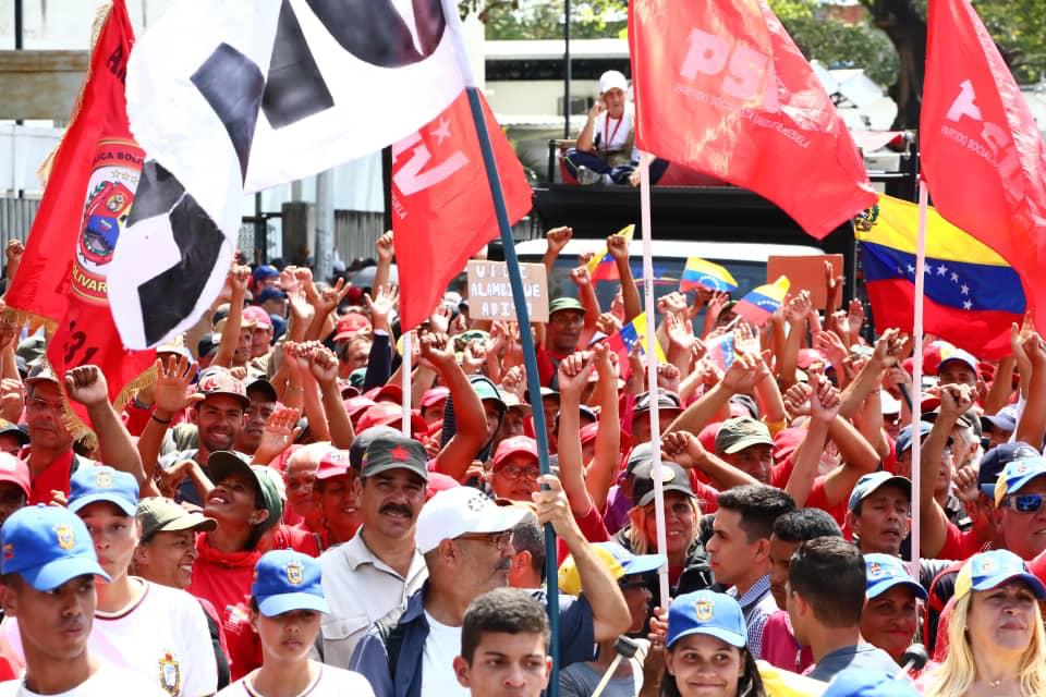 Junto al Presidente <a href="/NicolasMaduro/">Nicolás Maduro</a>, ganamos esta batalla y continuaremos derrotando al imperialismo en cualquier circunstancia, somos un pueblo valiente, aguerrido y soberano.  #EnDefensaDeLaPatria.
<a href="/magallyvina/">Magaly Gutiérrez</a> <a href="/EduardoPinateS/">Eduardo Pinate R</a> <a href="/MPPPSTVe/">Min Proceso Social de Trabajo</a>