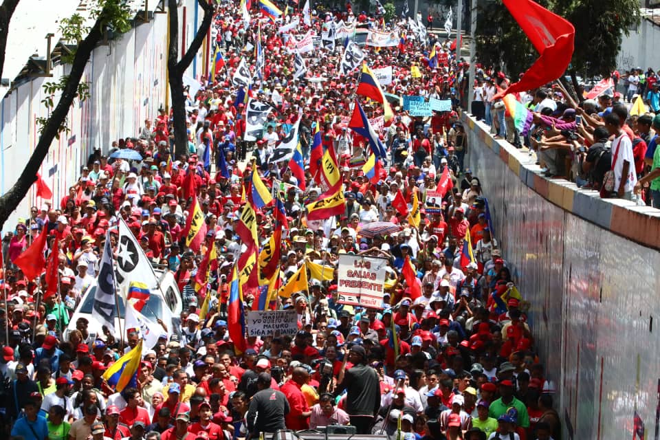 ivssoficial's tweet photo. #Ayer el pueblo venezolano salió a las calles de caracas a dar su respaldo lleno de espíritu valiente y batallador a celebrar la victoria obtenida frente a las pretensiones imperiales del golpe eléctrico. Demostrando que la patria se respeta.
#17Mar @NicolasMaduro @magallyvina https://t.co/EkMMfuZRK3