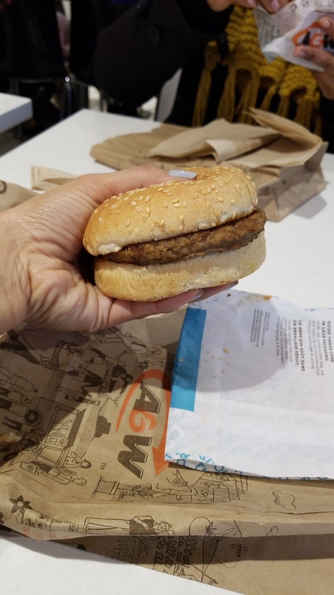 itzshelly's tweet image. I can pretty much palm an entire @aandw mama burger for $6...and I'm a petite female with small hands... really though?? #soridiculous #beproper