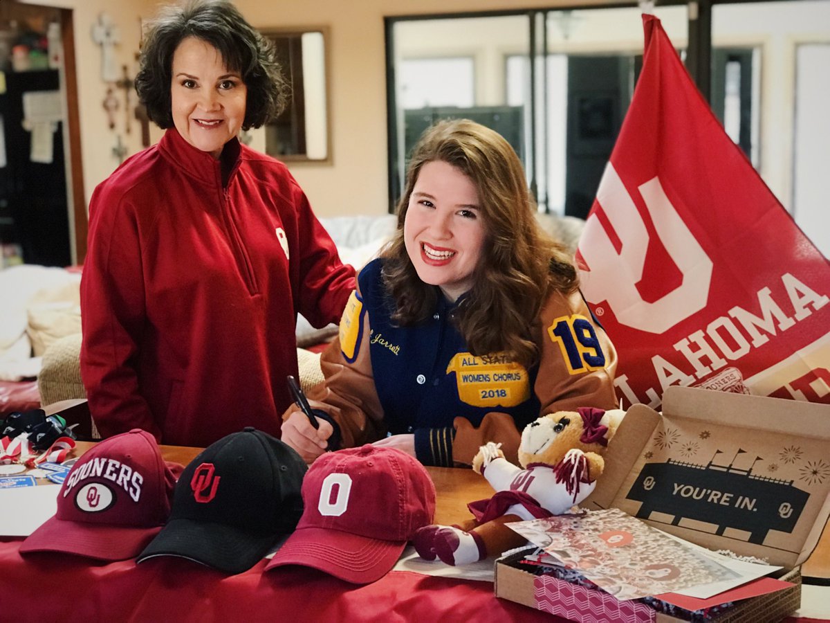 mjarrett1983's tweet photo. The two-time All-Stater Carol signed her letter of intent to the University of Oklahoma School of Music #oubound #oualum #oumusic #ousinger #proudousingermom https://t.co/S4kxYysjKS