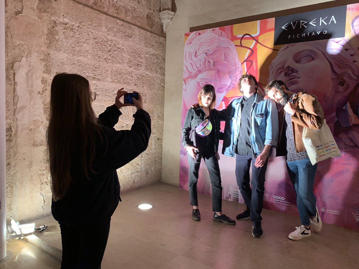 ConsorcioMuseos's tweet image. La foto més divertida al #CCCC guanyarà un  #Sispack de #CervezasWai i un catàleg d'art.
1. Compartix una foto imitant les figures de PichiAvo 
2. Etiquetan's #CCCClove #CCCCesWai�
3. Etiqueta un amic . #culturacontemporània #culturaaccessible#CCCC
 @GVAculturesport @perezpont