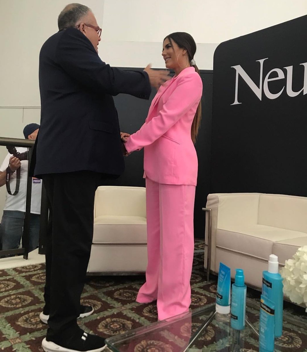 Gaby_EspinoBul's tweet image. . @gabyespino esta en el #poderosaslive de @peopleenespanol #neutrogena #25poderosas