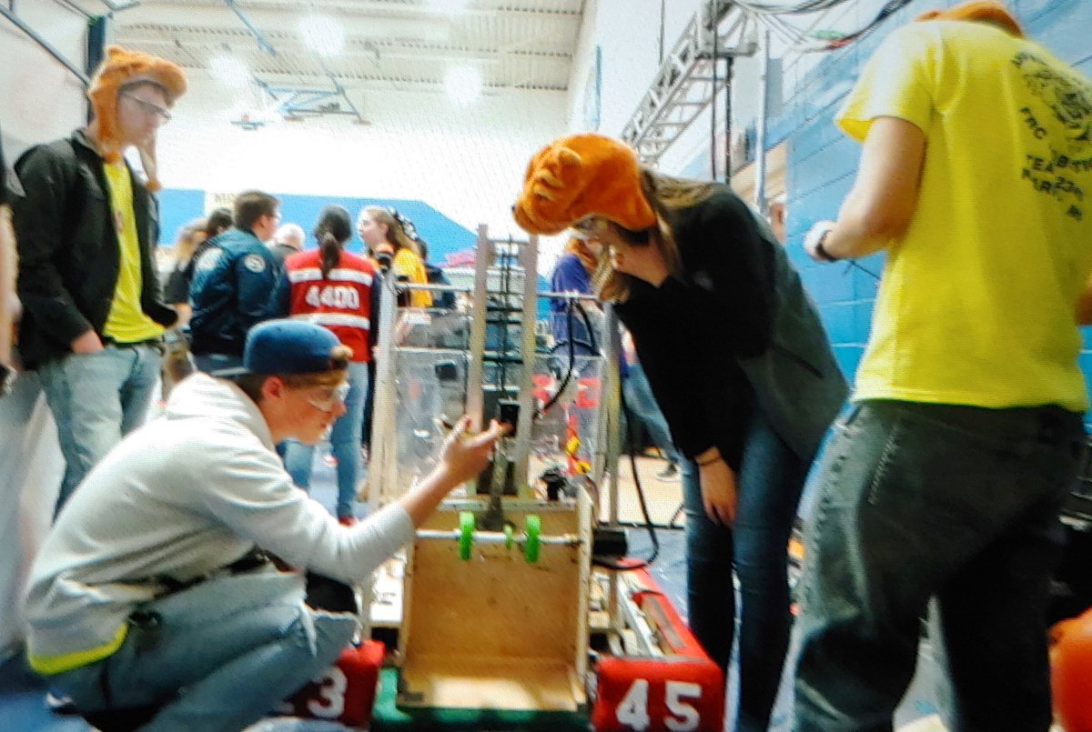 FRCTeam2345's tweet photo. We ended the competition ranked #17 after some issues with our robot, but overall we feel as if we did well. #HeartlandRegional #omgrobots #morethanrobots #DeepSpace2019  @MillerDan_KHS @BulldogsKHS https://t.co/YeR3A0jH1f