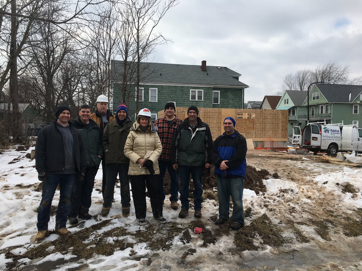 HabitatBuffalo's tweet photo. @MandT_Bank and @KaleidaHealth are helping us #buildbuffalo π Theyβve teamed up to sponsor a home π‘ and their staff has volunteered to build πͺ #webuildbuffalo #teamworkmakesthedreamwork https://t.co/K5q1WFkfdC