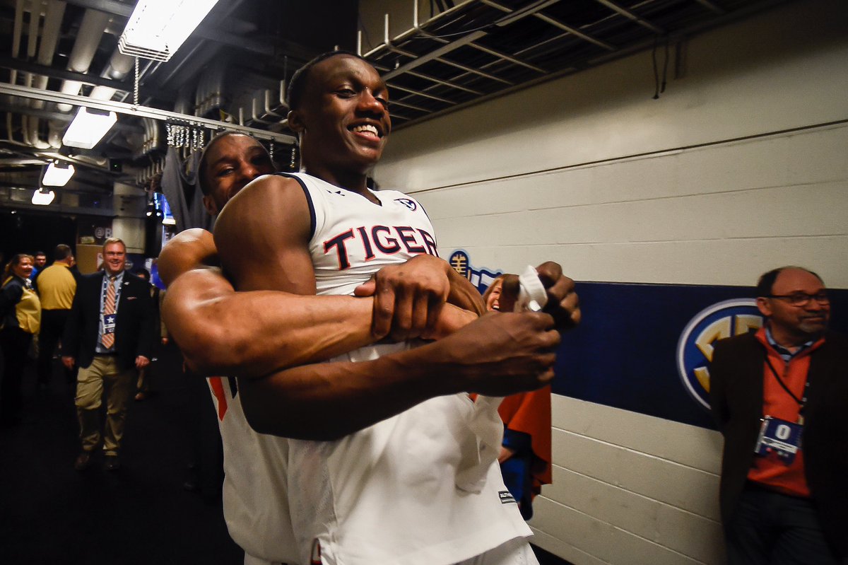Allen Greene (@agreeneiv) on Twitter photo So much 🧡
TEAM:
🔷Together
🔶Everyone
🔷Accomplishes
🔶More
Congratulations <a href="/AuburnMBB/">Auburn Basketball</a>! You make the Auburn Family proud! ☺️
#WarEagle So much 🧡
TEAM:
🔷Together
🔶Everyone
🔷Accomplishes
🔶More
Congratulations <a href="/AuburnMBB/">Auburn Basketball</a>! You make the Auburn Family proud! ☺️
#WarEagle
