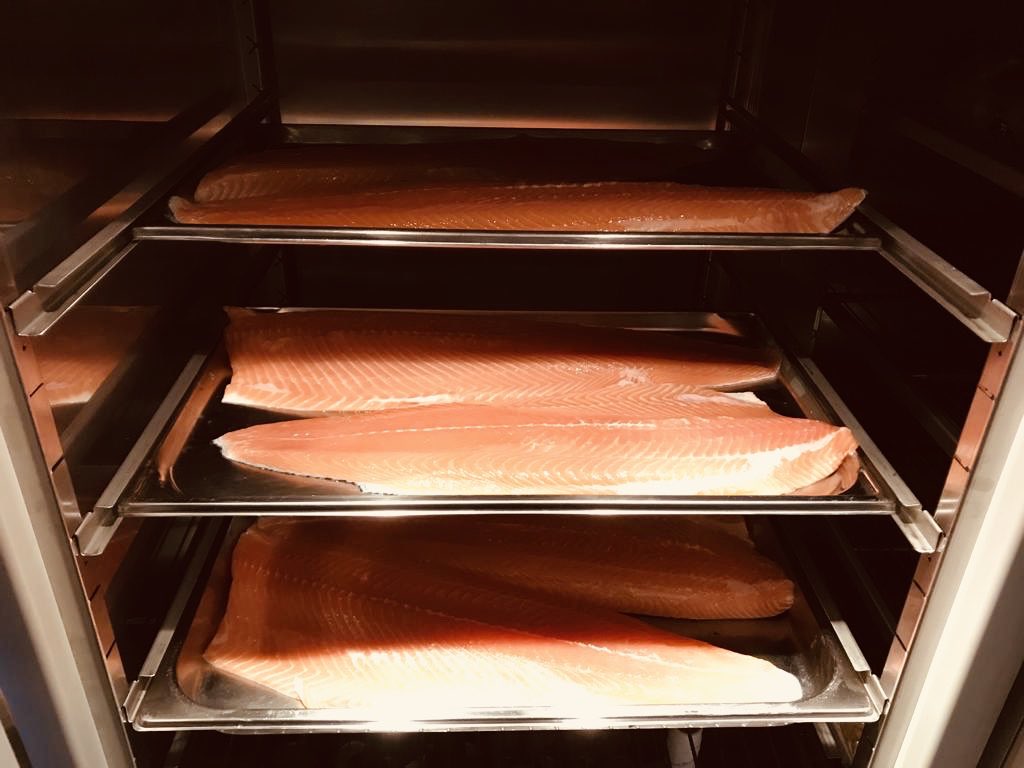 Heerlijke ambachtelijk gerookte zalm op een vers geroosterd stokbroodje met knoflook. Afgemaakt met een vleugje honing mosterd saus en gegarneerd met zeekraal. Vandaag een van de toppers bij Lekkers op Locatie.
