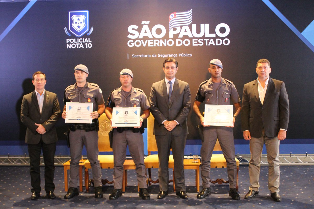 SegurancaSP's tweet photo. Três #policiaismilitares da Força Tática do 26º Batalhão de Polícia Militar Metropolitano (26° BPM/M) foram laureados por ação que culminou com a prisão de traficantes e apreensão de drogas em Franco da Rocha (SP): https://t.co/vlXEJhtMhN

#forcatatica #pmesp https://t.co/zmrZSZJQWA