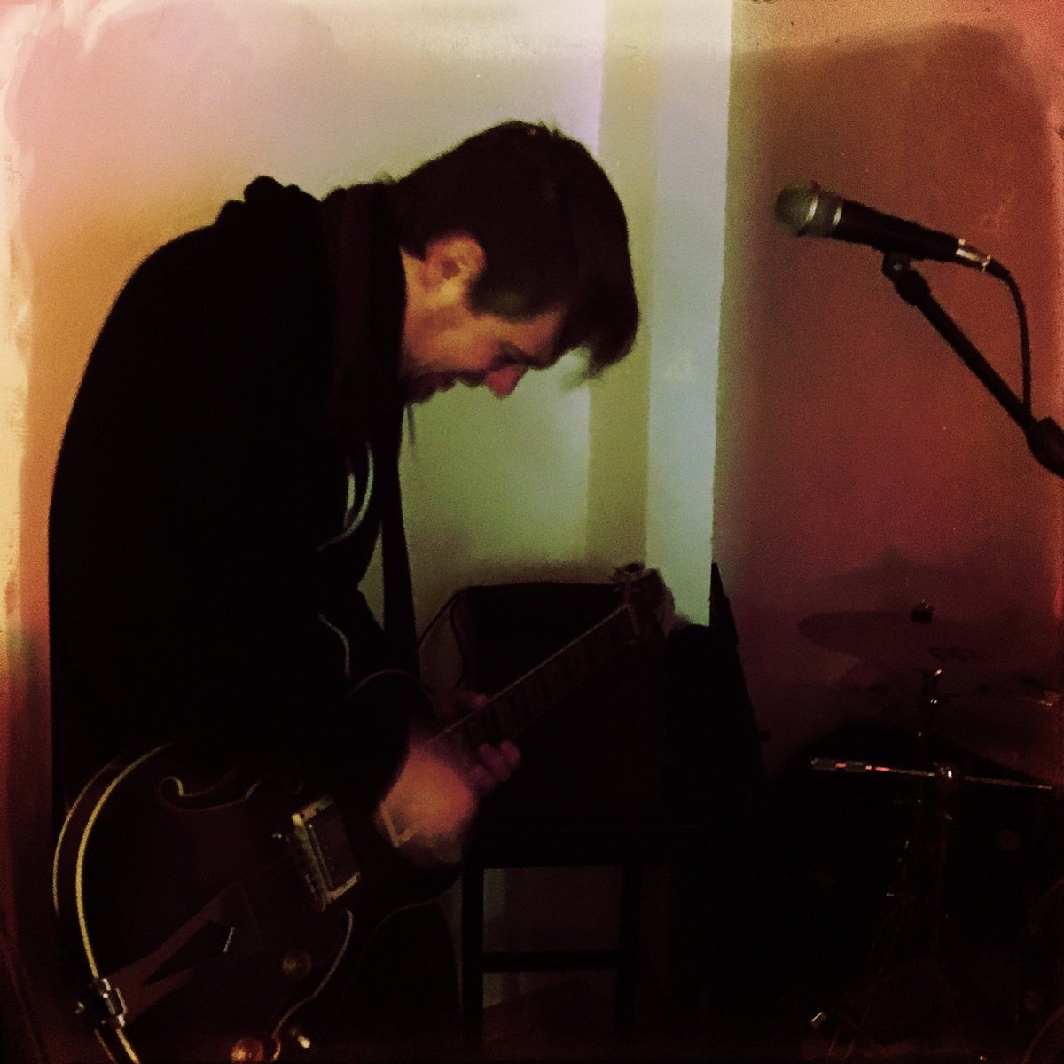 als_wir's tweet photo. Musik ist Passion! Musik evoziert Mehrdeutigkeit, spiegelt unser prägnantes Verhältnis zur Welt!
#music #Rock #guitar #Frontmann https://t.co/KiToD9jRzO