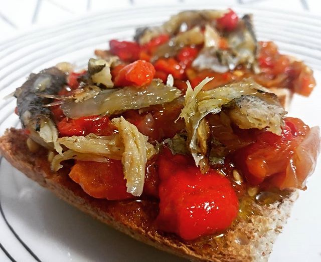 masendocrino's tweet photo. 📣 Hay cenas sencillas de siempre que están más buenas que nunca. Tostada con asado de pimientos, tomate y cebolla, por encima le he puesto capellán desmigado. Todo hecho en casa.
#masendocrino #salud #dietamediterranea #asado #pimientos #cebolla #tomate #topfood #comidacaser… https://t.co/v6kdHQaK4W