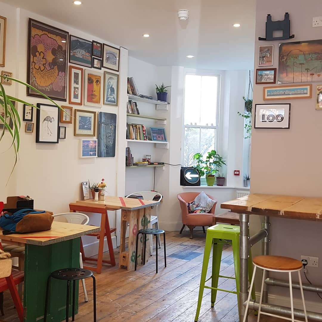 😋 Brunch at the newly opened vegetarian and very vegan friendly <a href="/Bearkatclub/">BearKat</a> in #Bournemouth. Find them at 10, Firvale Road close to the Burlington Arcade. 

#veganfood #ukvegan #vegan #cafelife