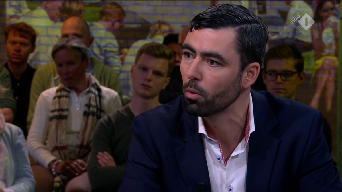 Buitenhoftv's tweet photo. Wat mensen woedend maakt: bedrijven die pleiten voor lagere lonen en meer onzekerheid, en dan zeep of brood schenken aan arme kinderen op scholen. 'Een moreel beroep op de elite werkt niet meer,' zegt @MeyerRon. 'Zoals @rutgerbregman zegt: taxes, taxes, taxes.' #buitenhof https://t.co/9T75XDw69M