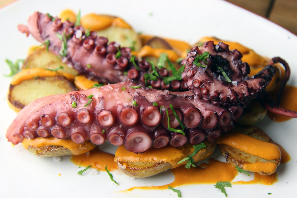 Pulpo a la brasa con patatas baby y curry rojo. 

Una de las delicias que puedes disfrutar en nuestra zona de degustación. 

#ElReblochón #Montecarmelo #ClaraDelRey #Ultramarinosilustrado #TiendasGourmet