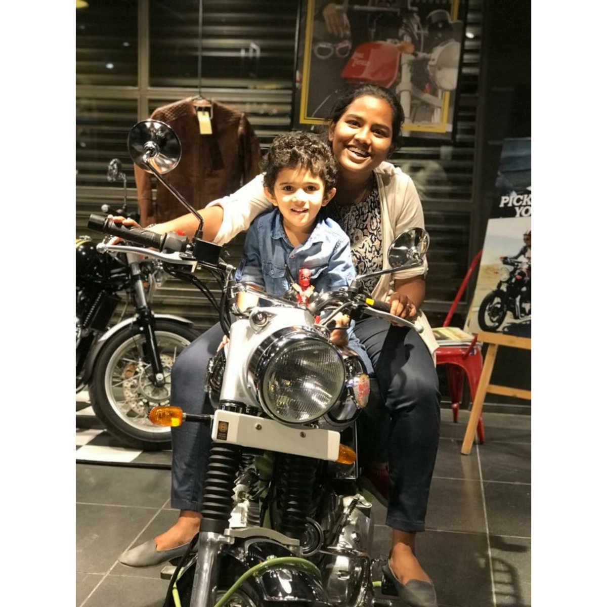 Snehasvaidya's tweet photo. Johan❤️ and sneya
#royalenfield #royalenfieldkarnataka #bullettrails #Happiness #bullet #madelikeagun #RE https://t.co/xu0g5lVp2q