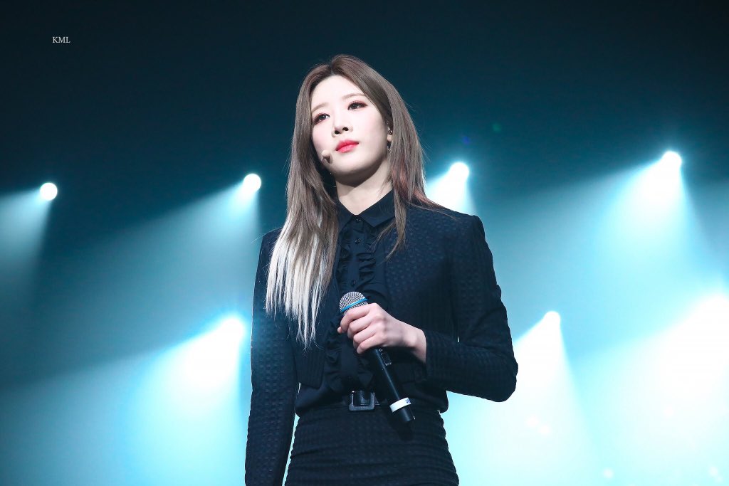 twt_chaeyous's tweet photo. I need my 99 lines interaction.. they are from the same school anyways but chuulip graduate first before chaeyu. #99lines #themostsuperiorline #loona #twice https://t.co/brhoKnzJEx