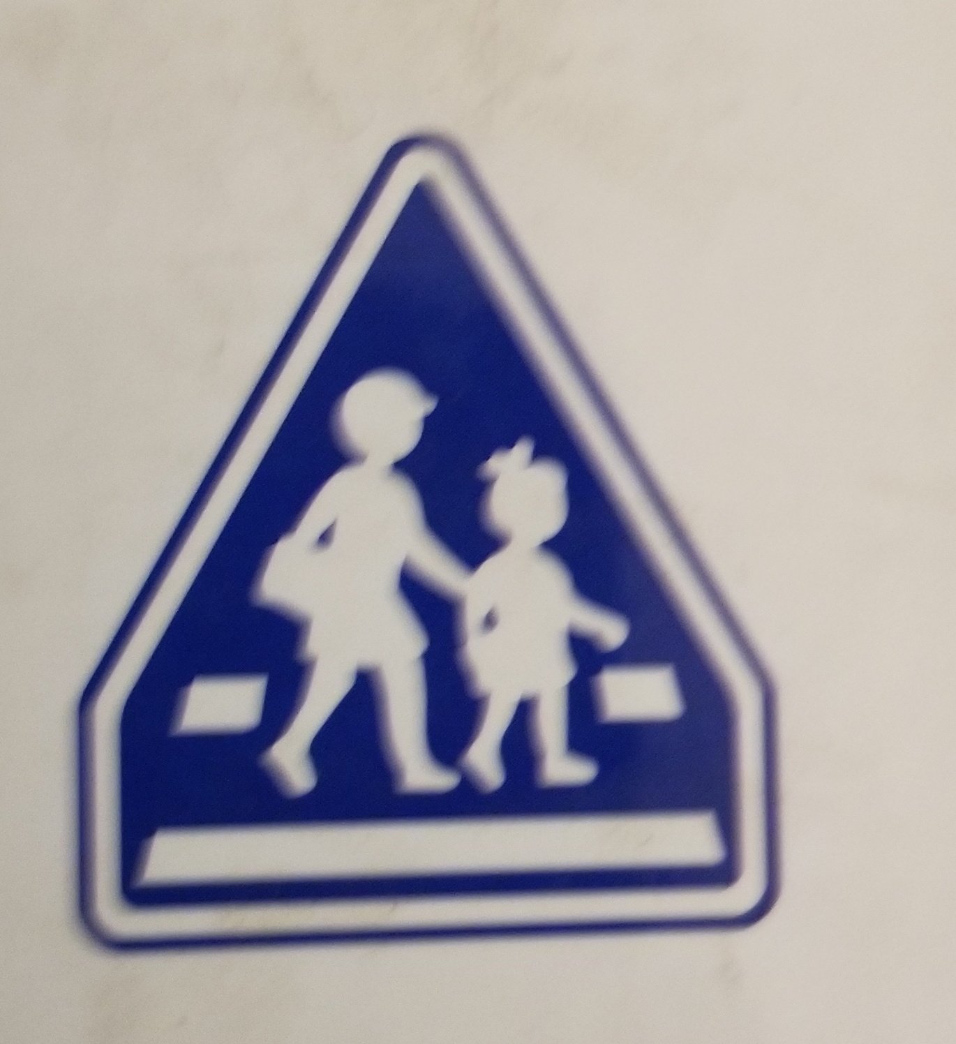 えのん 普段生活の中では意味わかるのにこれだけぽんと出されたらなんのマークか答えられなかった 歩行者のみの道路 通学路 っつって T Co 09k5lzzkwk Twitter