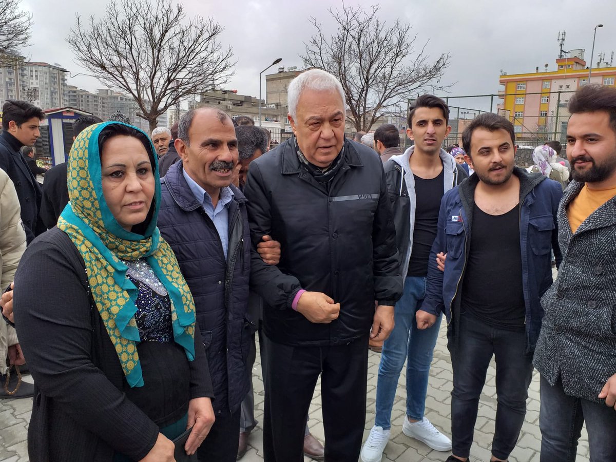 Merveşehir Mahallesinde bulunan Nezahat Kemal Akınal Ortaokulunu ziyaret ederek vatandaşlarımızla bir araya geldik. 1 Nisan sabahı daha güzel bir Gaziantep sabahına uyanacağız.#şehrinesahipçık #4mevsimgaziantep #dsp  #kadın #genç #çocuk #yaşlı #engelli #vatandaş #ikincibahar
